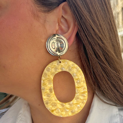 Boucles Habanero Vanille Francine Bramli Paris jaunes nacrées portées chez Divinity Sète