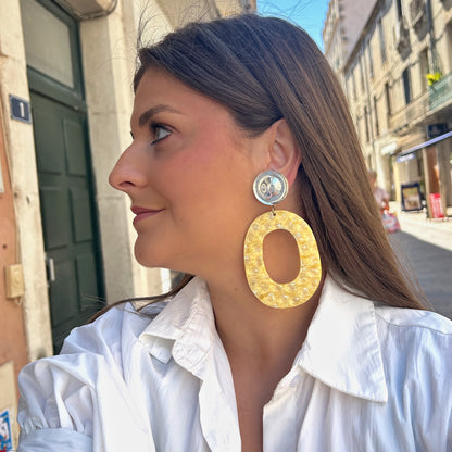 Boucles Habanero Vanille Francine Bramli Paris jaunes nacrées portées chez Divinity Sète