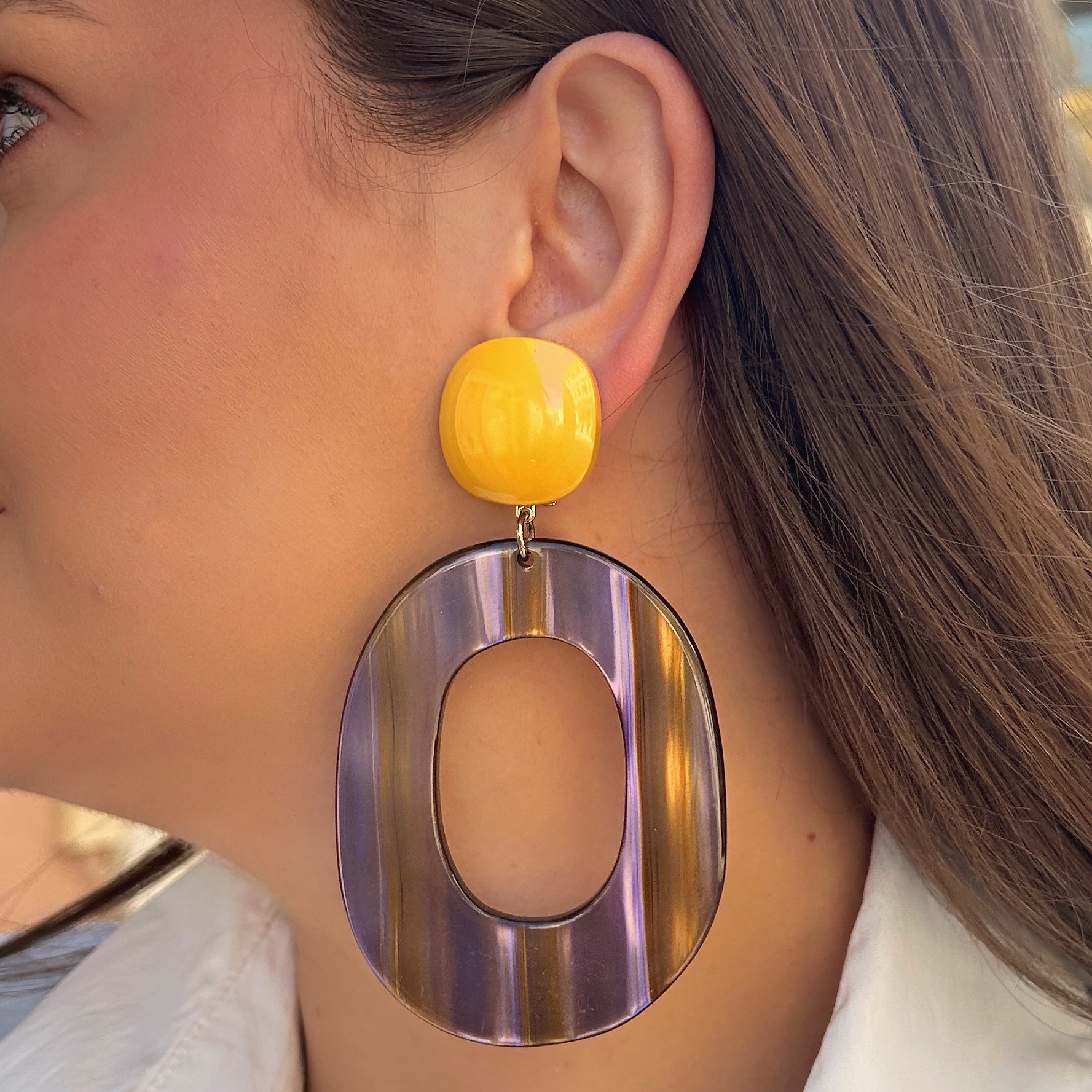 Boucles Habanero Violet Moutarde Francine Bramli Paris en résine violette et jaune moutarde chez Divinity Sète