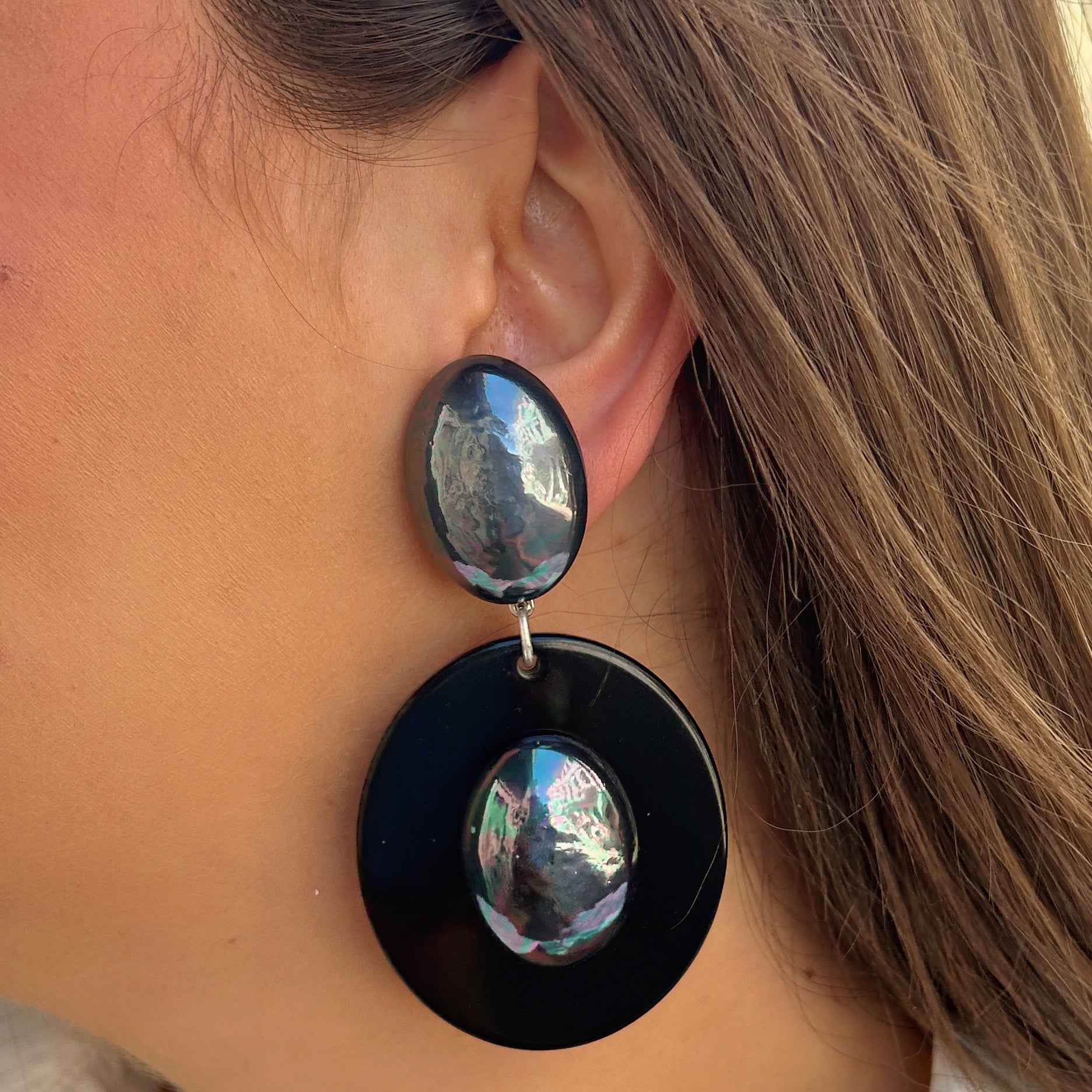 Boucles Hazel Nacre Francine Bramli Paris noires avec cabochons nacrés irisés et formes rondes graphiques portées sur mannequin chez Divinity Sète.