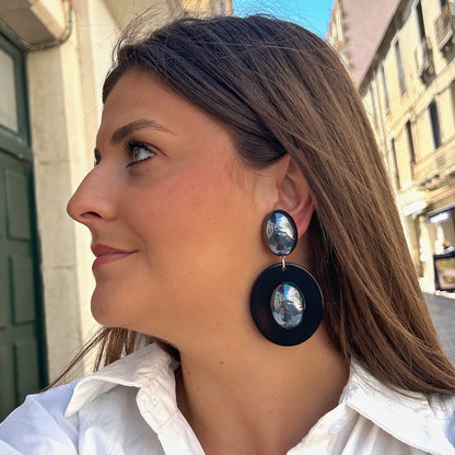 Boucles Hazel Nacre Francine Bramli Paris noires avec cabochons nacrés irisés et formes rondes graphiques portées sur mannequin chez Divinity Sète.