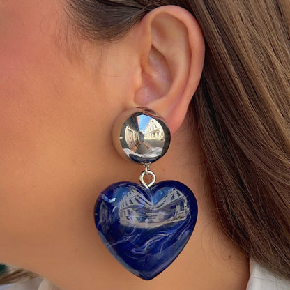 Boucles Heart Bleu Marine Francine Bramli Paris avec cœur marbré bleu nuit et blanc, finition argentée miroir, portées sur mannequin – boucles d’oreilles femme élégantes chez Divinity Sète.