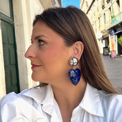 Boucles Heart Bleu Marine Francine Bramli Paris avec cœur marbré bleu nuit et blanc, finition argentée miroir, portées sur mannequin – boucles d’oreilles femme élégantes chez Divinity Sète.