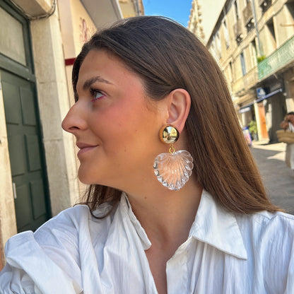 Boucles d'oreilles Heart Cristal Francine Bramli Paris avec puce ronde dorée miroir et grand pendentif cœur transparent en résine sculptée.