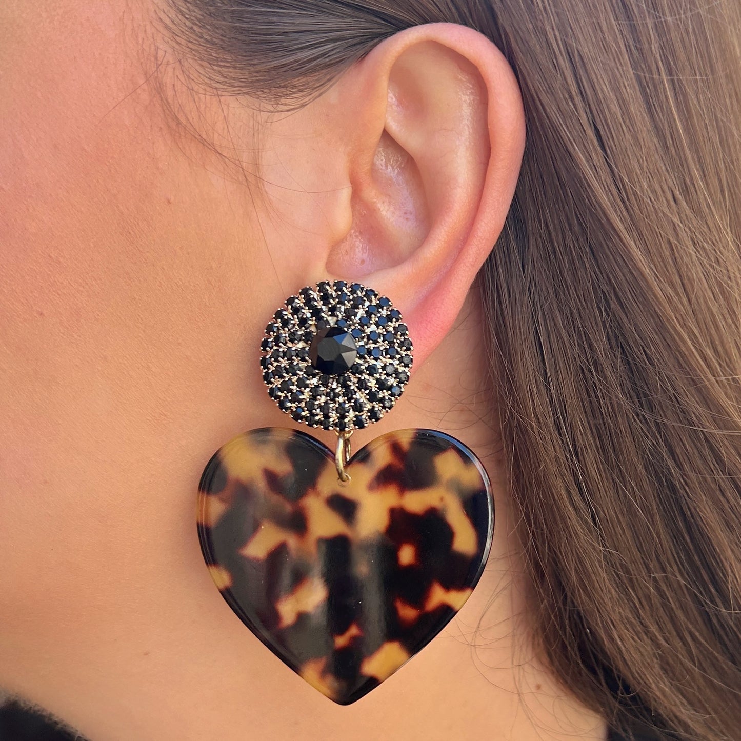 Boucles Heart Écaille de Tokyo Francine Bramli Paris avec pendentif cœur effet écaille marron noir et cristal noir scintillant portées – boucles d’oreilles femme élégantes chez Divinity Sète