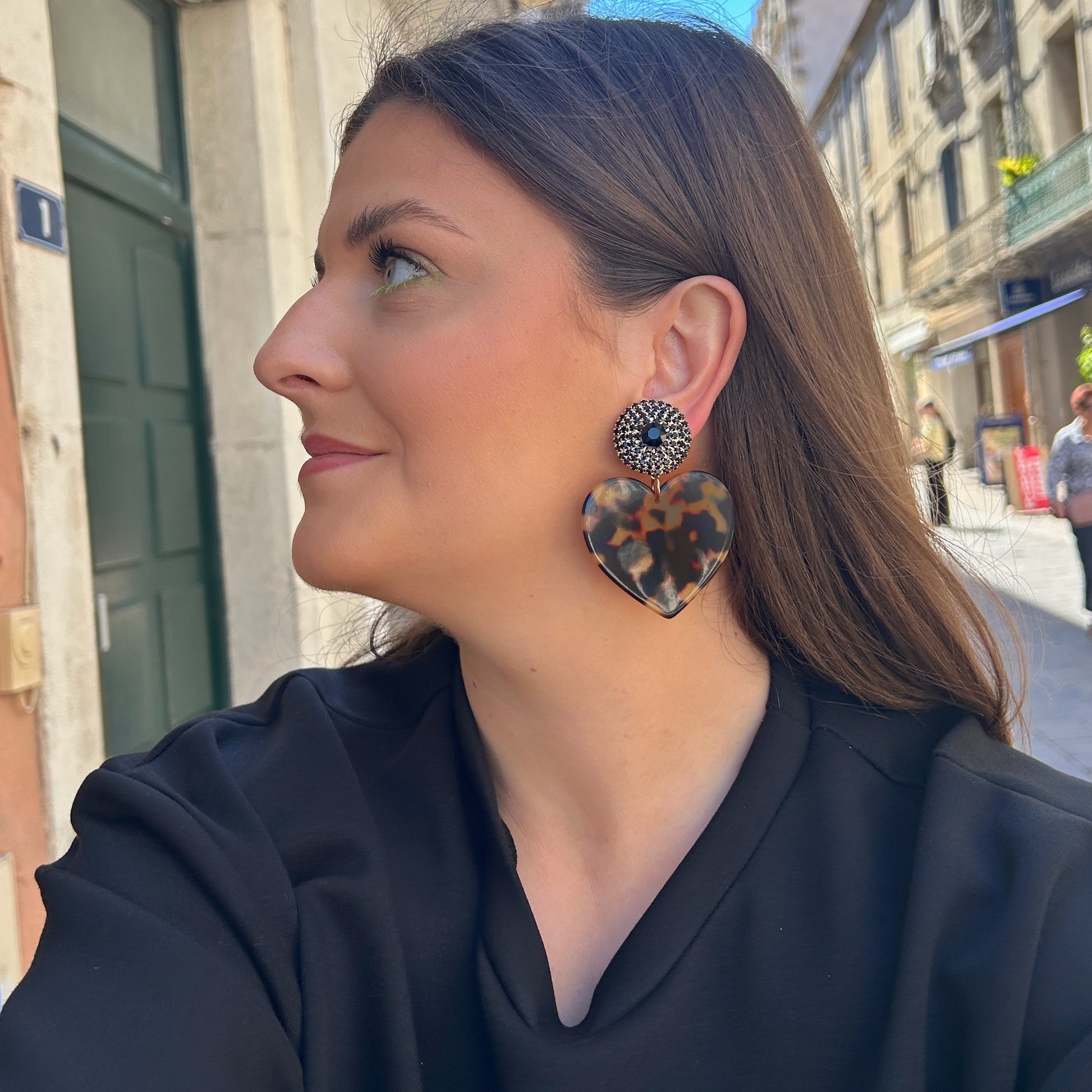 Boucles Heart Écaille de Tokyo Francine Bramli Paris avec pendentif cœur effet écaille marron noir et cristal noir scintillant portées – boucles d’oreilles femme élégantes chez Divinity Sète