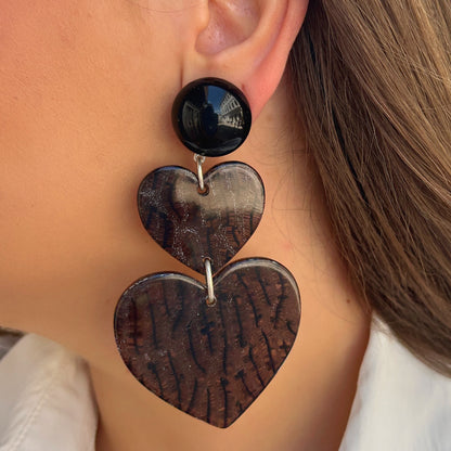 Boucles Heart Noir Francine Bramli Paris avec double pendentif cœur noir texturé et puce ronde brillante, portées sur mannequin – boucles d’oreilles femme élégantes chez Divinity Sète.
