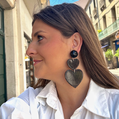 Boucles Heart Noir Francine Bramli Paris avec double pendentif cœur noir texturé et puce ronde brillante, portées sur mannequin – boucles d’oreilles femme élégantes chez Divinity Sète.