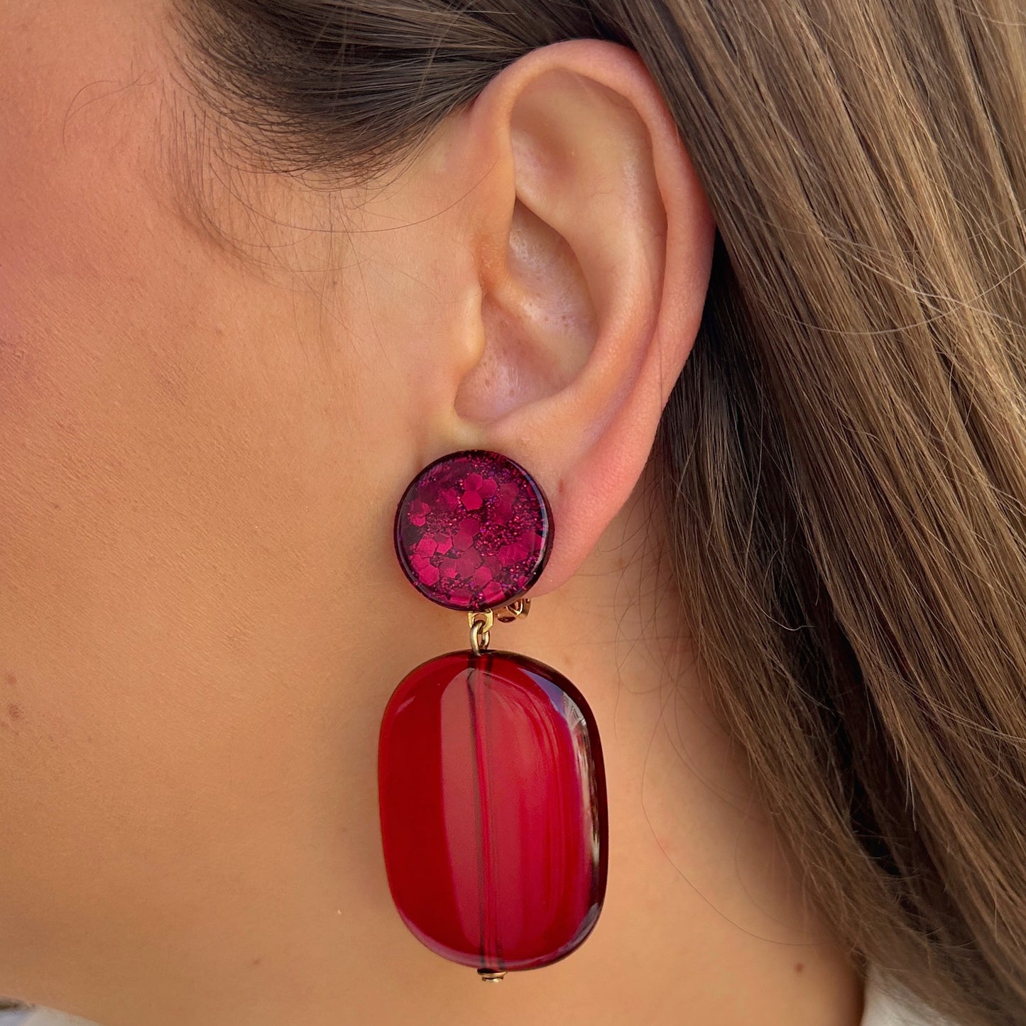 Boucles Hélène Bordeaux Francine Bramli Paris avec puces pailletées fuchsia et pampilles rectangulaires rouge bordeaux translucide.