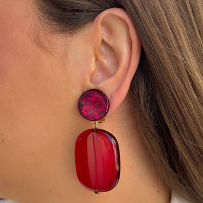 Boucles Hélène Bordeaux Francine Bramli Paris avec puces pailletées fuchsia et pampilles rectangulaires rouge bordeaux translucide.