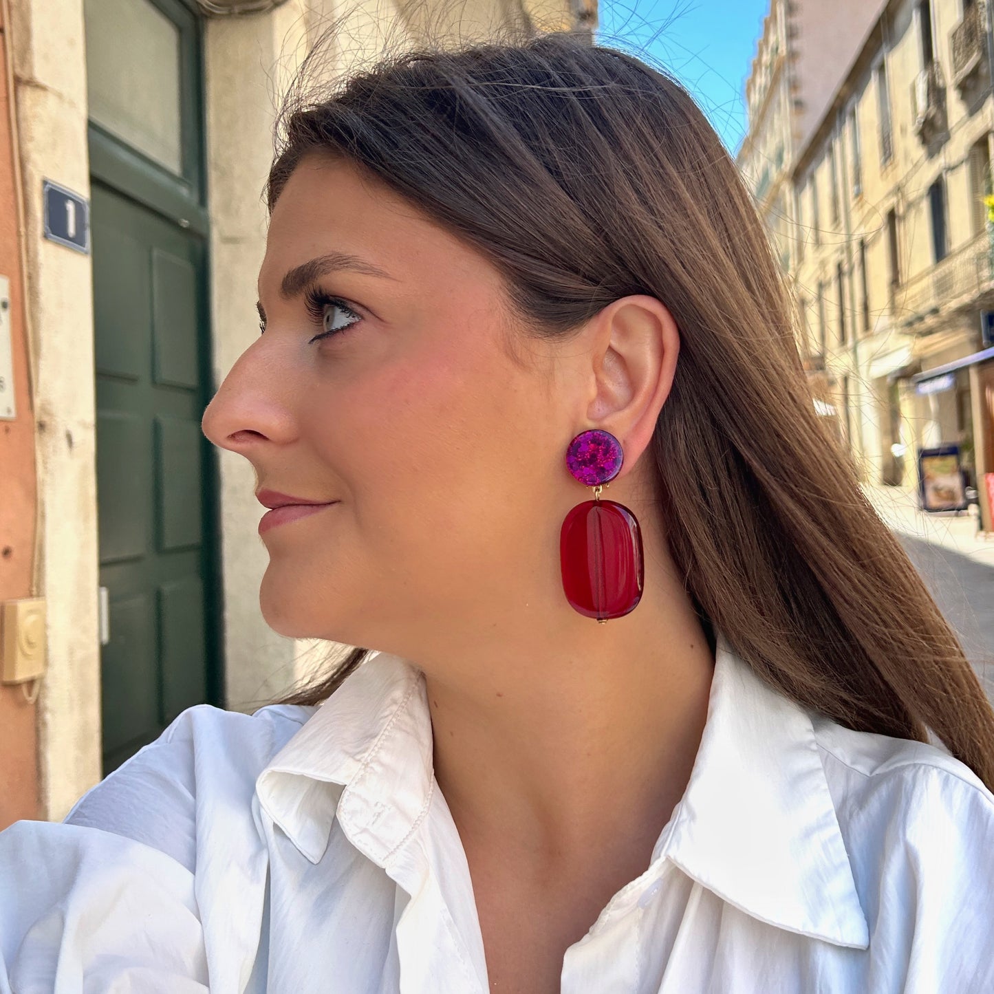 Boucles Hélène Bordeaux Francine Bramli Paris avec puces pailletées fuchsia et pampilles rectangulaires rouge bordeaux translucide.