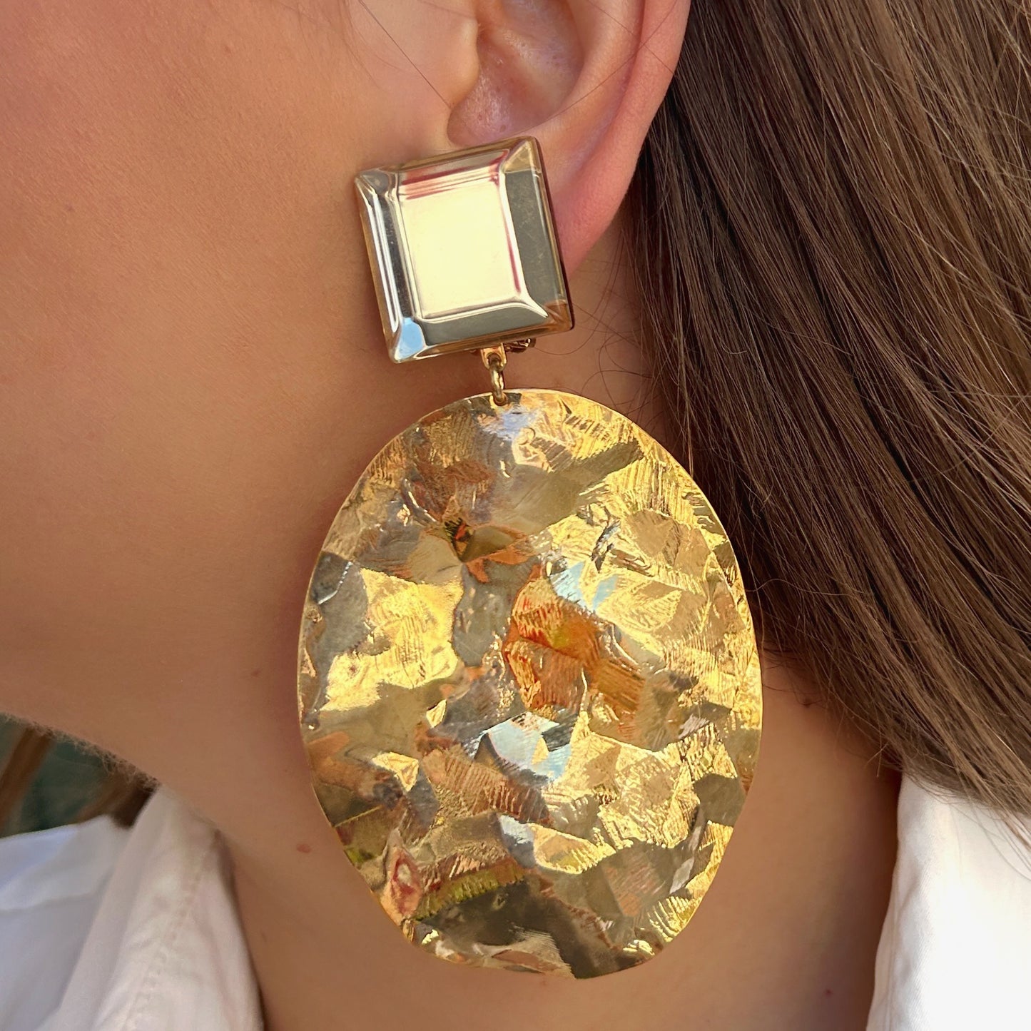 Boucles Héloïse Doré Francine Bramli Paris avec cabochon miroir carré et grand pendentif ovale martelé doré