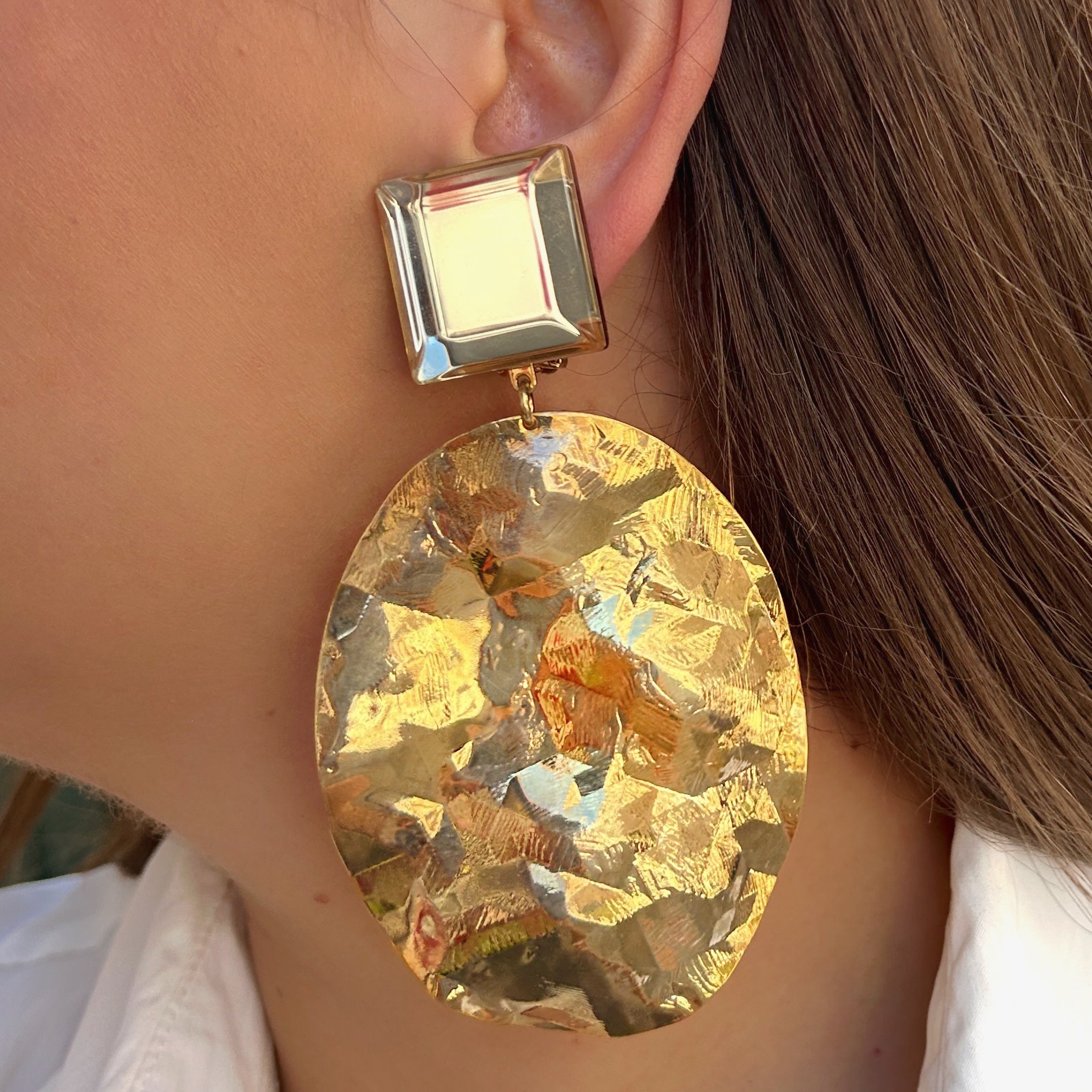 Boucles Héloïse Doré Francine Bramli Paris avec cabochon miroir carré et grand pendentif ovale martelé doré
