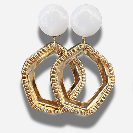 Boucles Hexagone Blanc Francine Bramli Paris doré texturé et pastille blanche brillante chez Divinity Sète