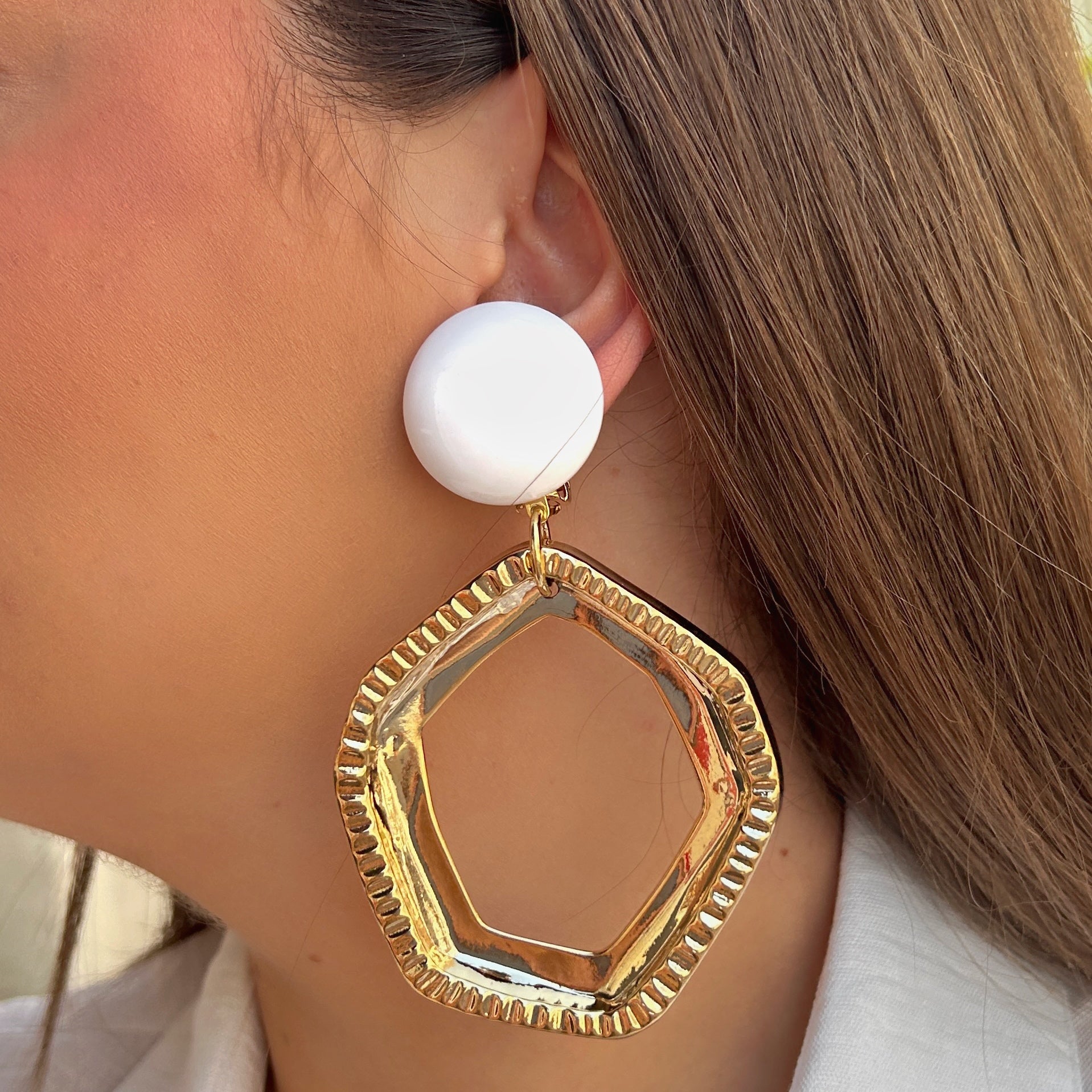 Boucles Hexagone Blanc Francine Bramli Paris doré texturé et pastille blanche brillante chez Divinity Sète