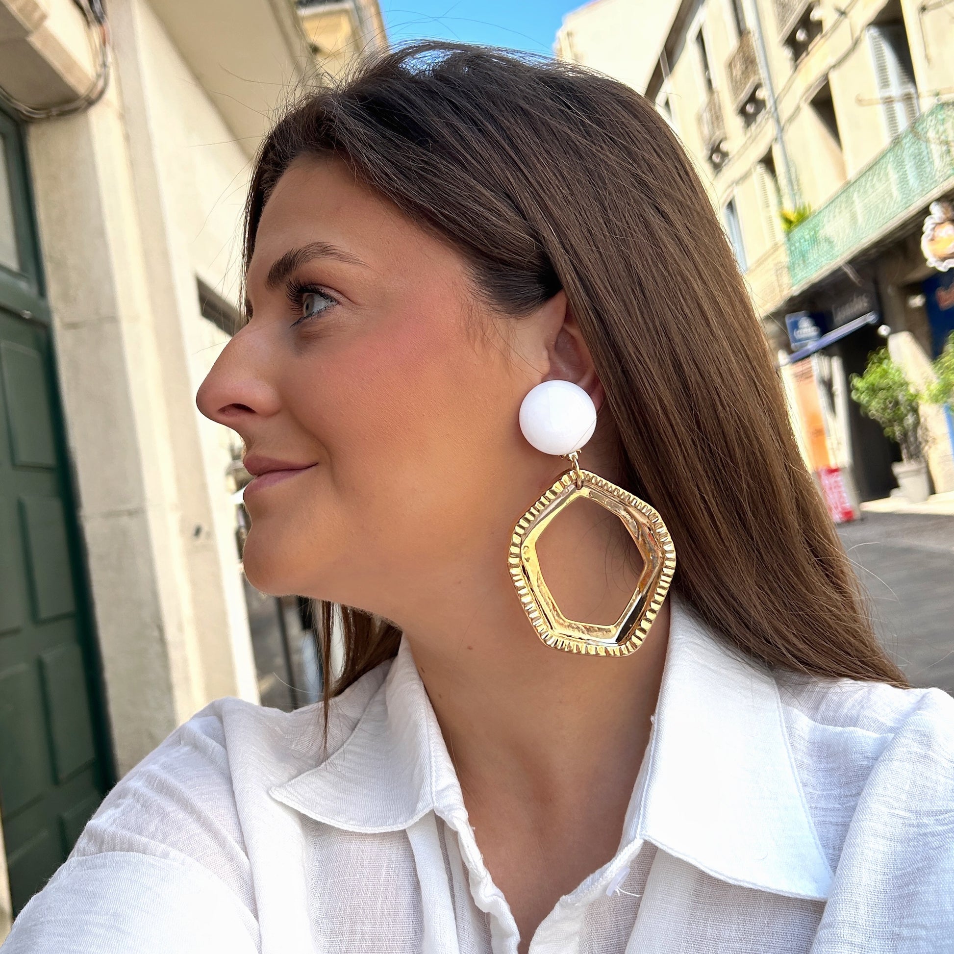 Boucles Hexagone Blanc Francine Bramli Paris doré texturé et pastille blanche brillante chez Divinity Sète