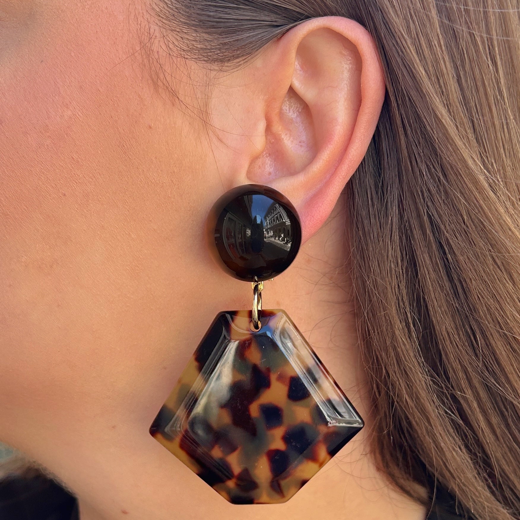 Boucles Hexagone Écaille de Tokyo Francine Bramli Paris en résine écaille brillante chez Divinity Sète