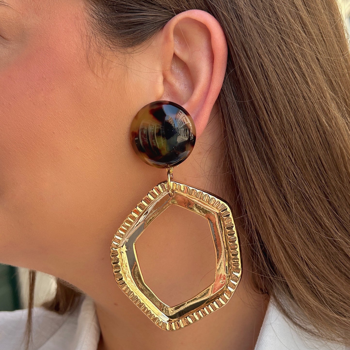 Boucles Hexagone Écaille de Tokyo Francine Bramli Paris portées