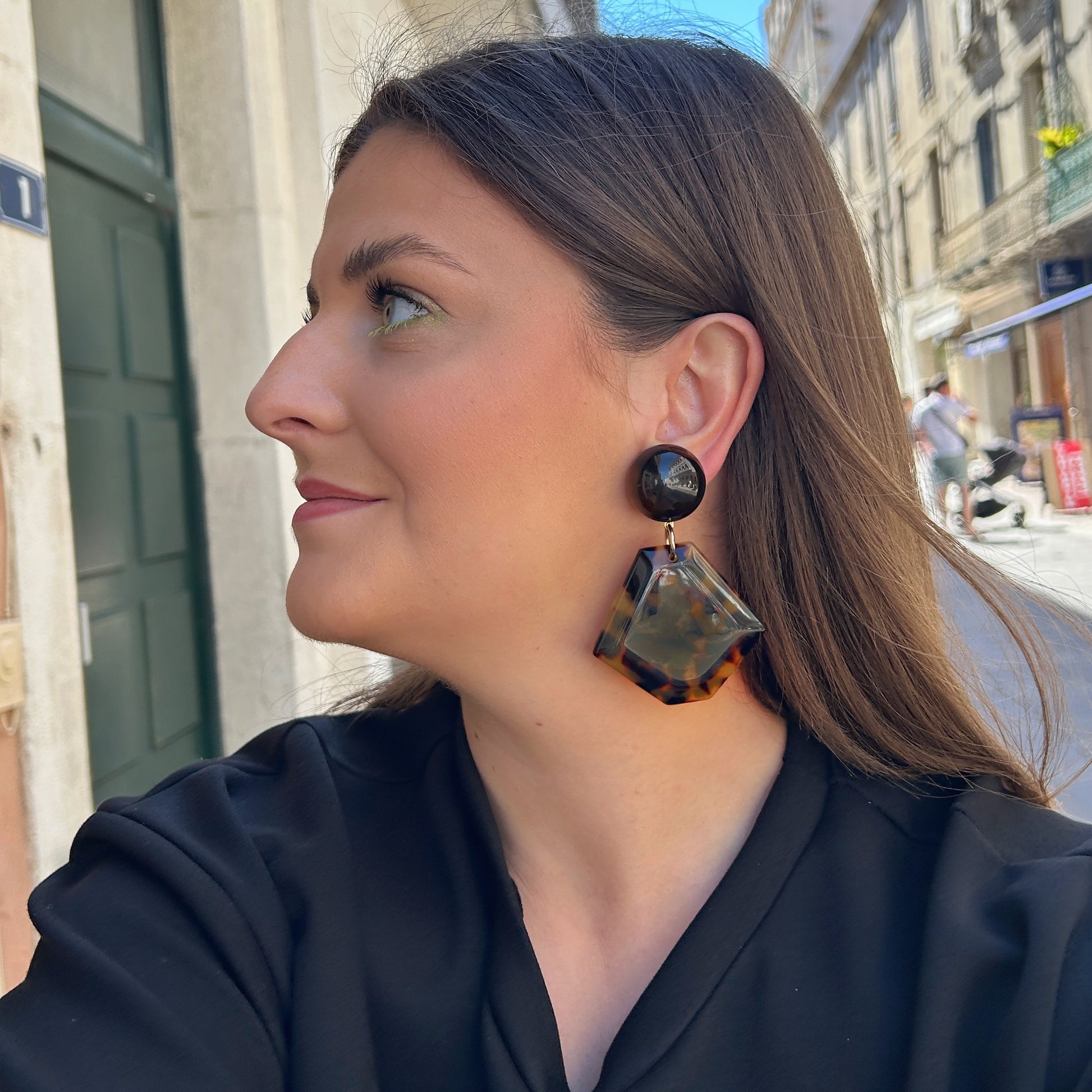 Boucles Hexagone Écaille de Tokyo Francine Bramli Paris en résine écaille brillante chez Divinity Sète