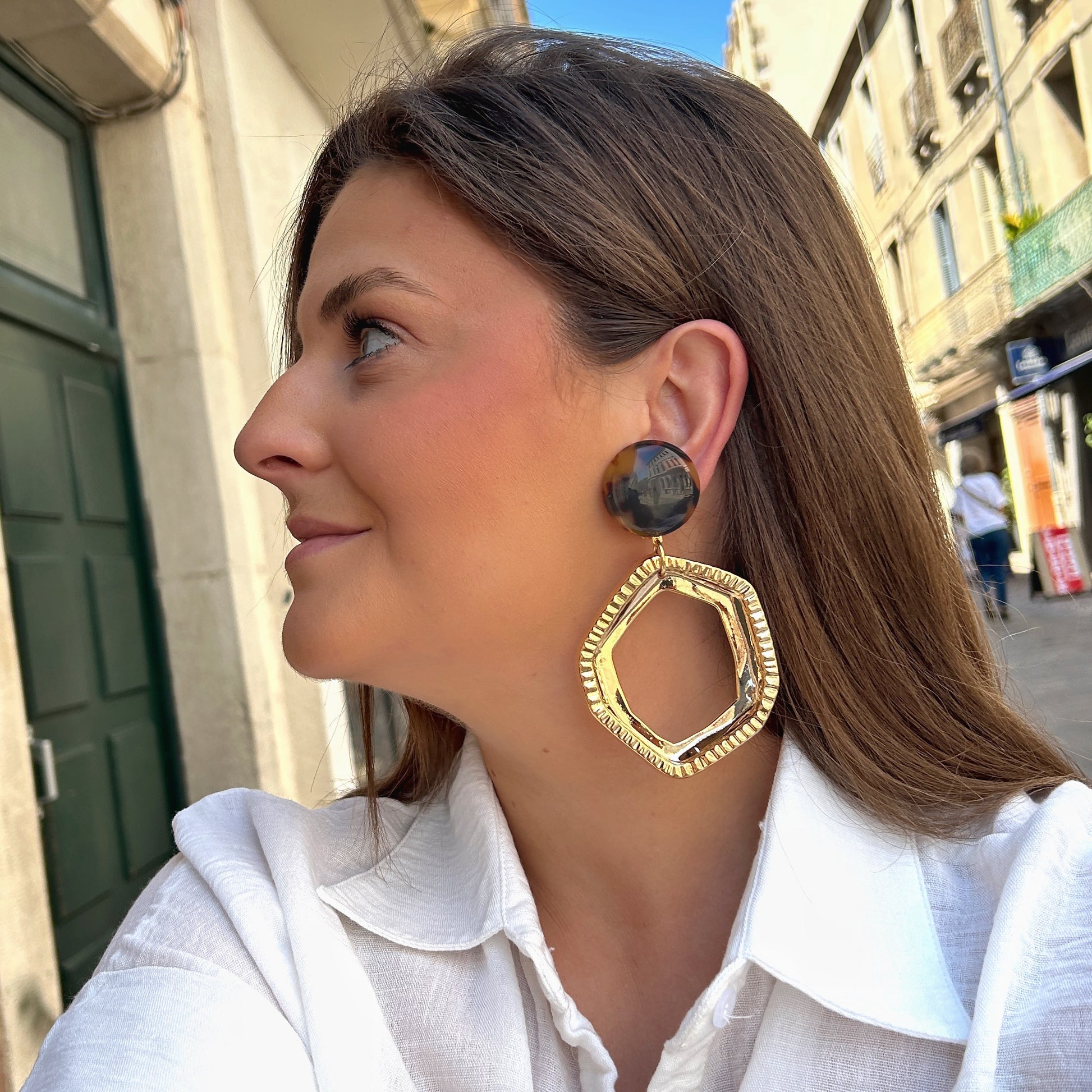 Boucles Hexagone Écaille de Tokyo Francine Bramli Paris portées