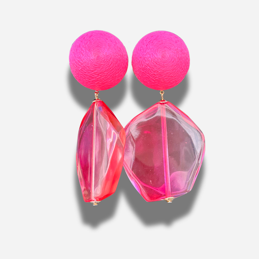 Boucles hexagone rose fluo Francine Bramli Paris bijou résine graphique
