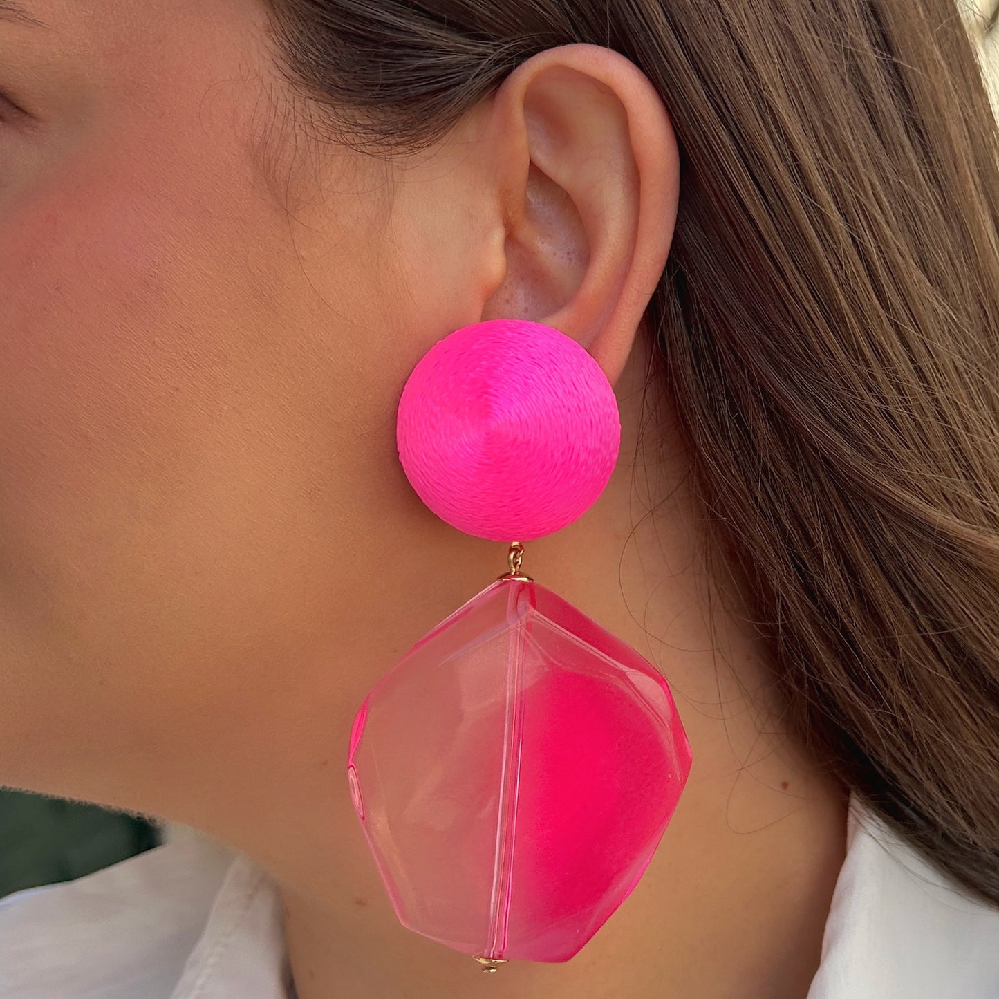 Boucles hexagone rose fluo Francine Bramli Paris bijou résine graphique