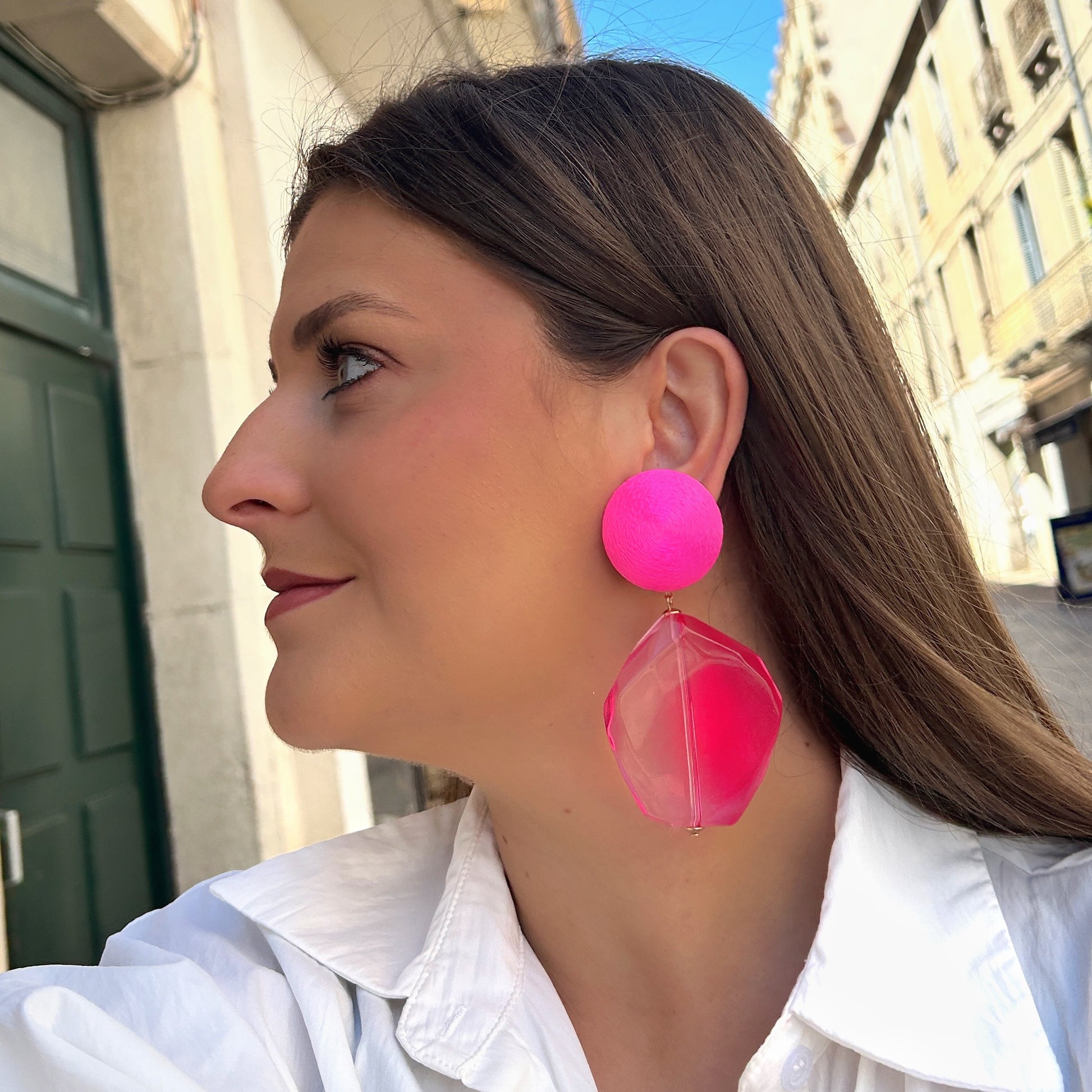 Boucles hexagone rose fluo Francine Bramli Paris bijou résine graphique