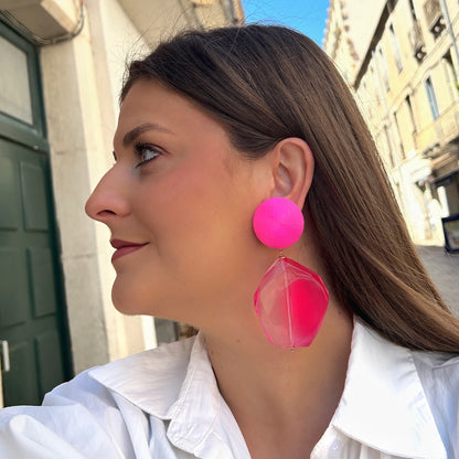Boucles hexagone rose fluo Francine Bramli Paris bijou résine graphique