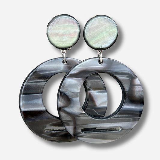 Boucles Hoya Gris Francine Bramli Paris en résine marbrée grise noire et nacrée