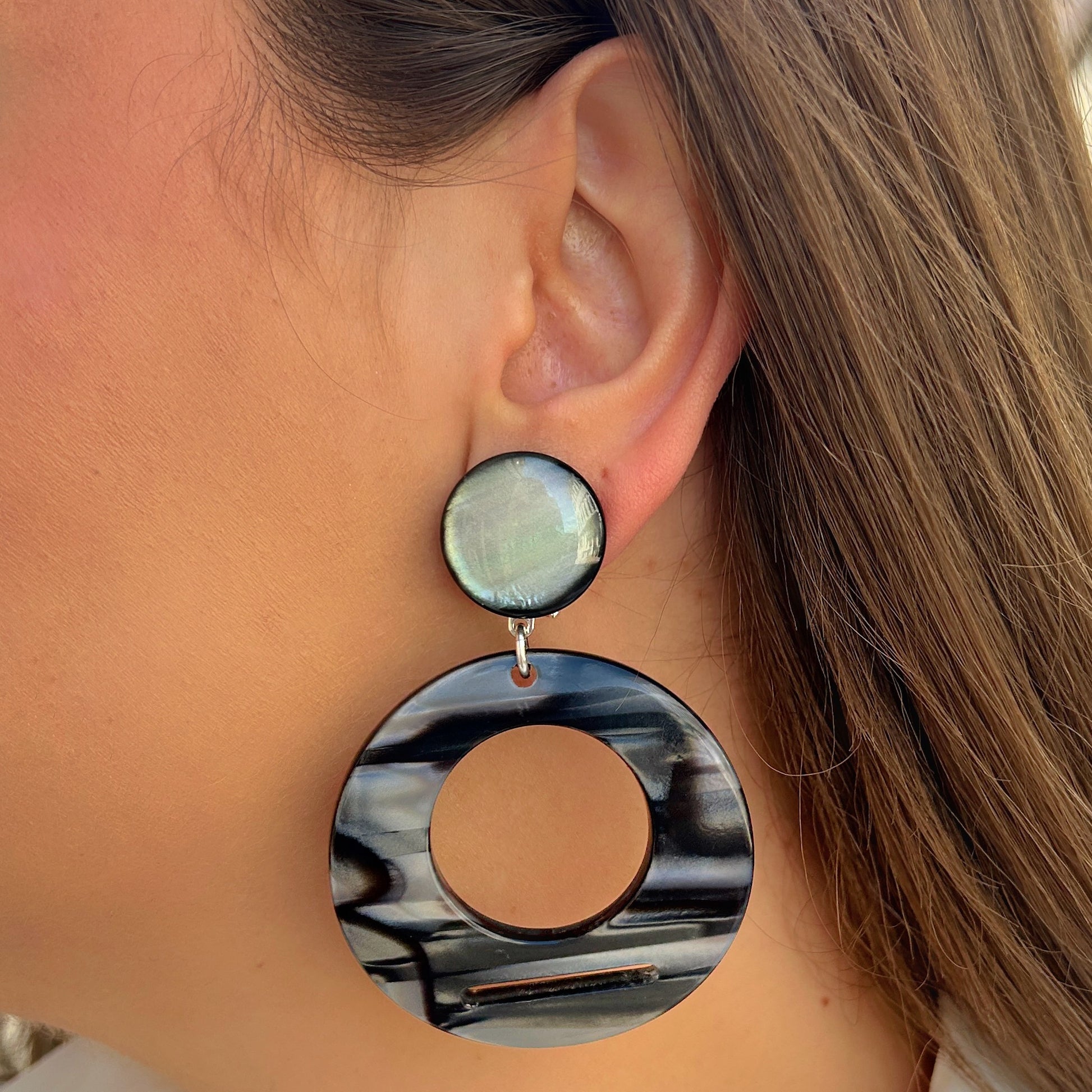 Boucles Hoya Gris Francine Bramli Paris en résine marbrée grise noire et nacrée