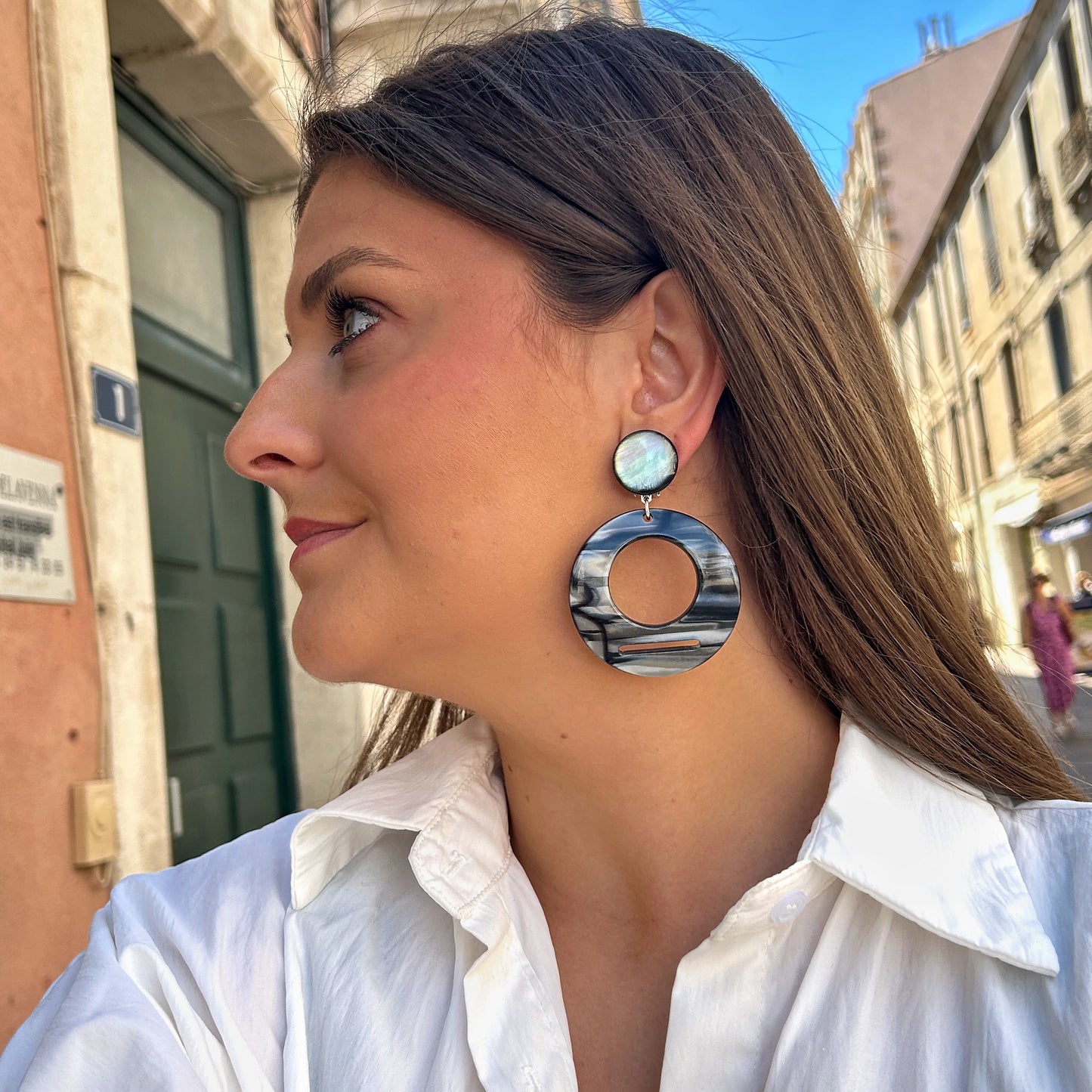 Boucles Hoya Gris Francine Bramli Paris en résine marbrée grise noire et nacrée
