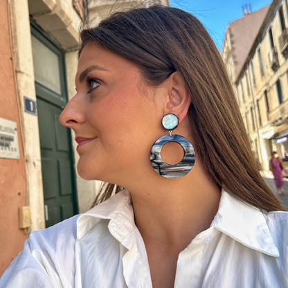 Boucles Hoya Gris Francine Bramli Paris en résine marbrée grise noire et nacrée