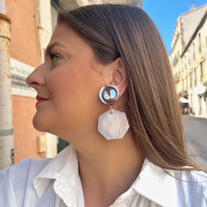 Boucles Iceberg Rose Francine Bramli Paris en résine rose translucide avec pendentif hexagonal transparent texturé.