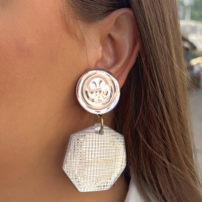 Boucles Iceberg Rose Francine Bramli Paris en résine rose translucide avec pendentif hexagonal transparent texturé.