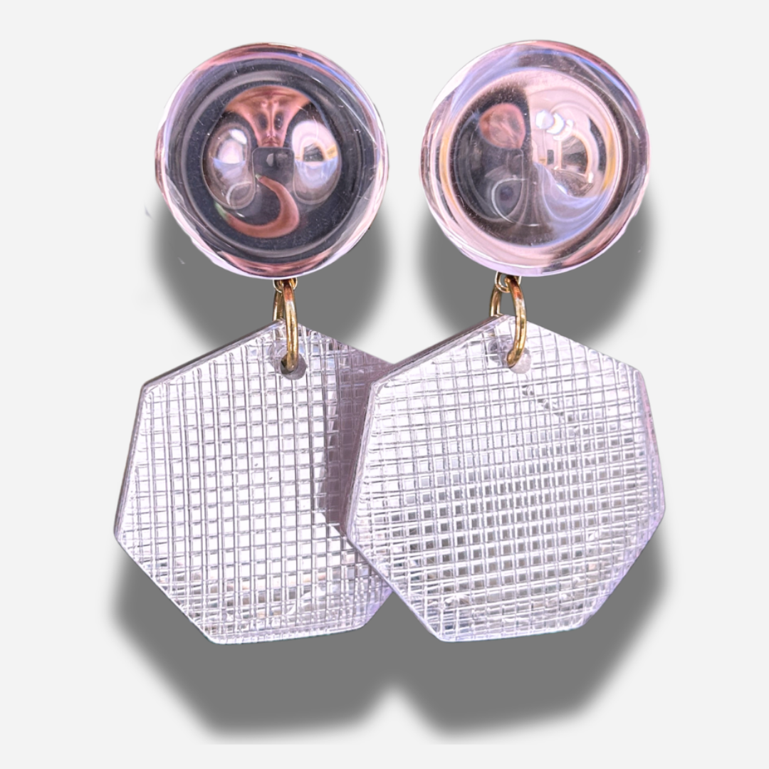 Boucles Iceberg Rose Francine Bramli Paris en résine rose translucide avec pendentif hexagonal transparent texturé.