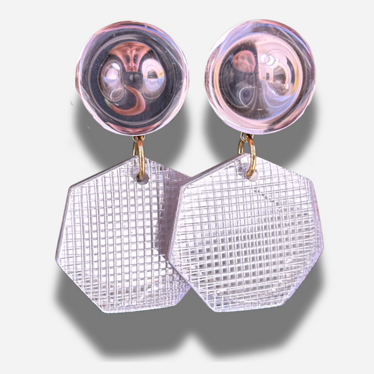 Boucles Iceberg Rose Francine Bramli Paris en résine rose translucide avec pendentif hexagonal transparent texturé.