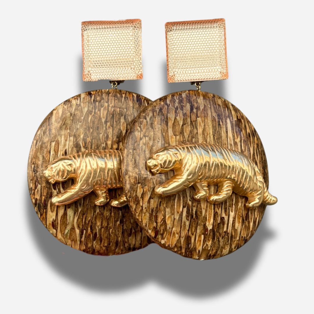 Boucles Séquoia Francine Bramli Paris avec disque effet bois et félin doré chez Divinity Sète
