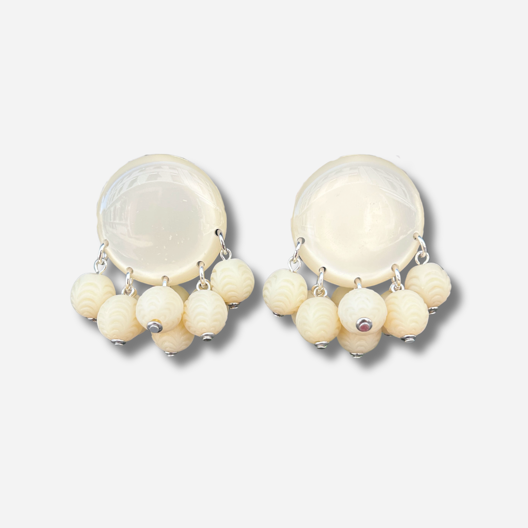 Boucles d'oreilles Jelly Crème Francine Bramli Paris avec cabochon rond nacré crème et perles ivoire suspendues texturées.