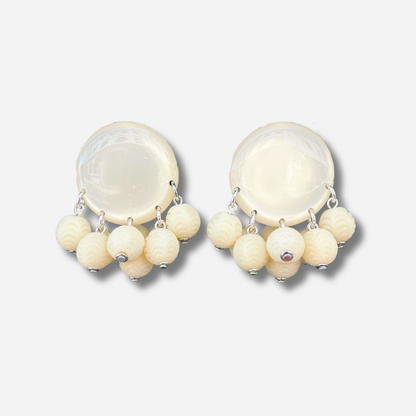 Boucles d'oreilles Jelly Crème Francine Bramli Paris avec cabochon rond nacré crème et perles ivoire suspendues texturées.