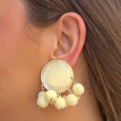 Boucles d'oreilles Jelly Crème Francine Bramli Paris avec cabochon rond nacré crème et perles ivoire suspendues texturées.