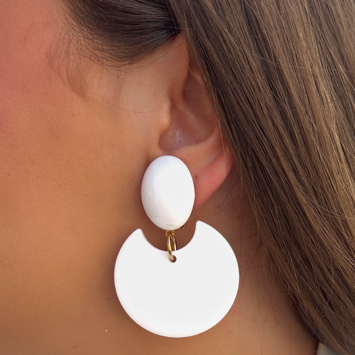 Boucles Karen Blanc Francine Bramli Paris blanches graphiques portées chez Divinity Sète