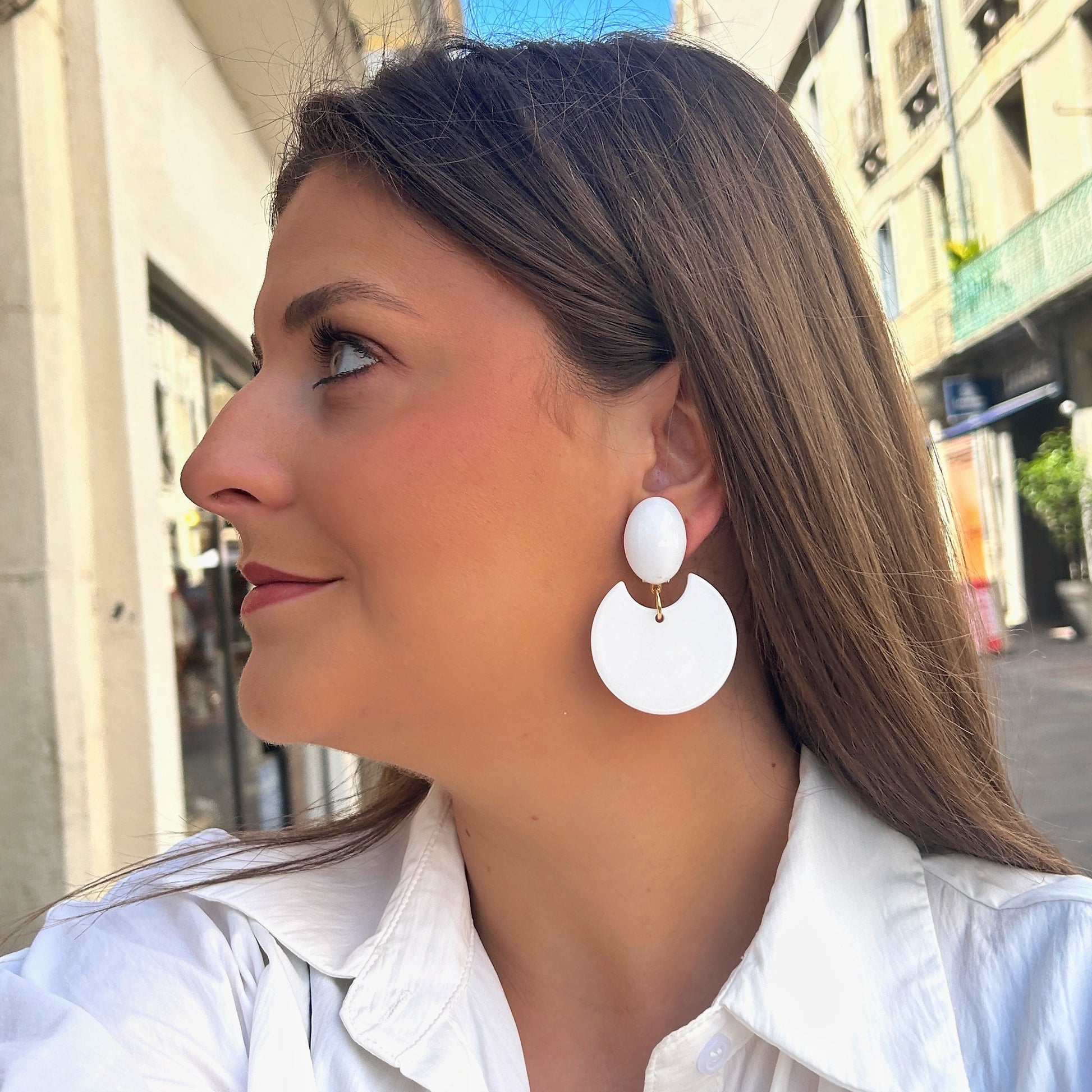 Boucles Karen Blanc Francine Bramli Paris blanches graphiques portées chez Divinity Sète