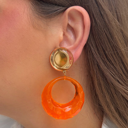 Boucles Lana Orange Francine Bramli Paris en résine orange lumineuse au design moderne et graphique.