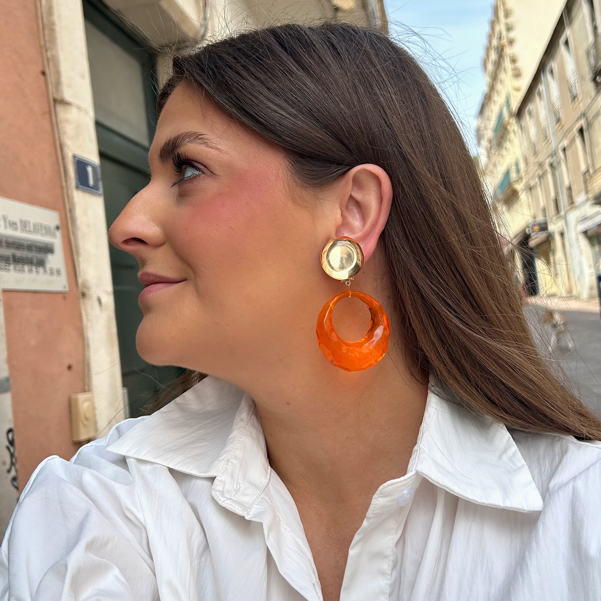 Boucles Lana Orange Francine Bramli Paris en résine orange lumineuse au design moderne et graphique.
