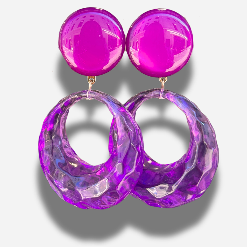 Boucles Lana Violet Francine Bramli Paris en résine translucide violette avec anneau texturé moderne et lumineux.