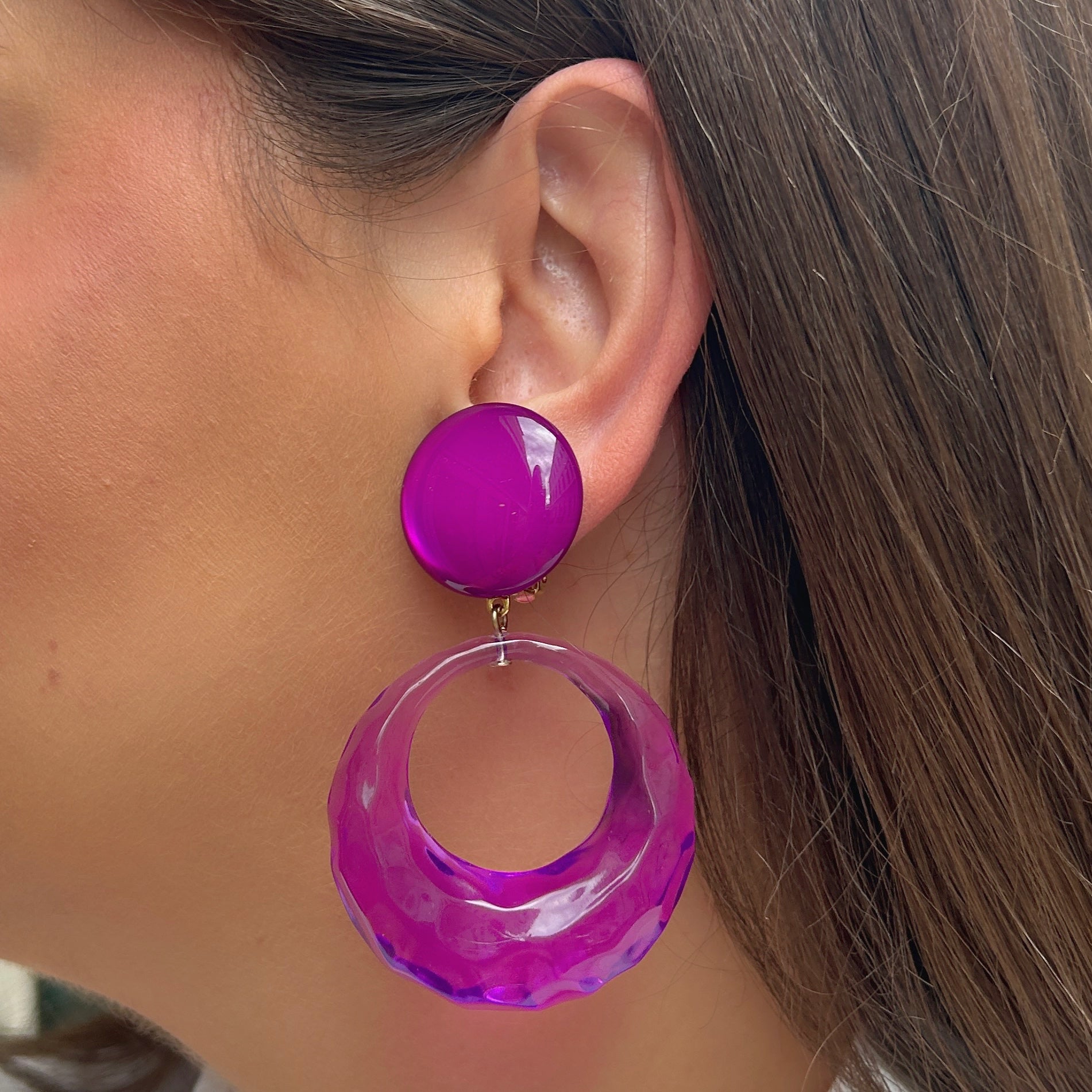 Boucles Lana Violet Francine Bramli Paris en résine translucide violette avec anneau texturé moderne et lumineux.