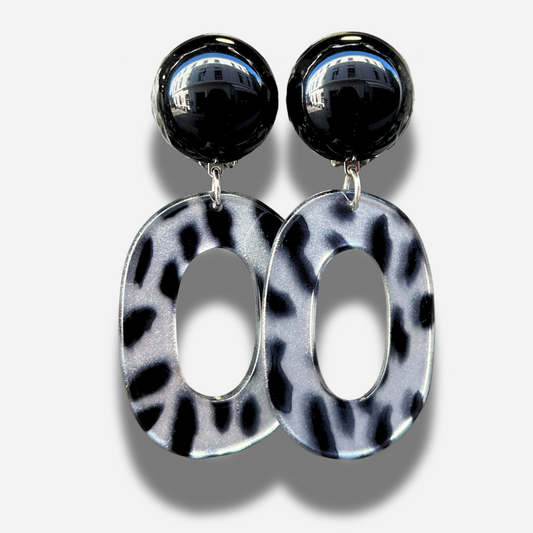 Boucles Léopard Noir Silver Francine Bramli Paris en résine argentée à motif léopard noir et cabochon noir brillant