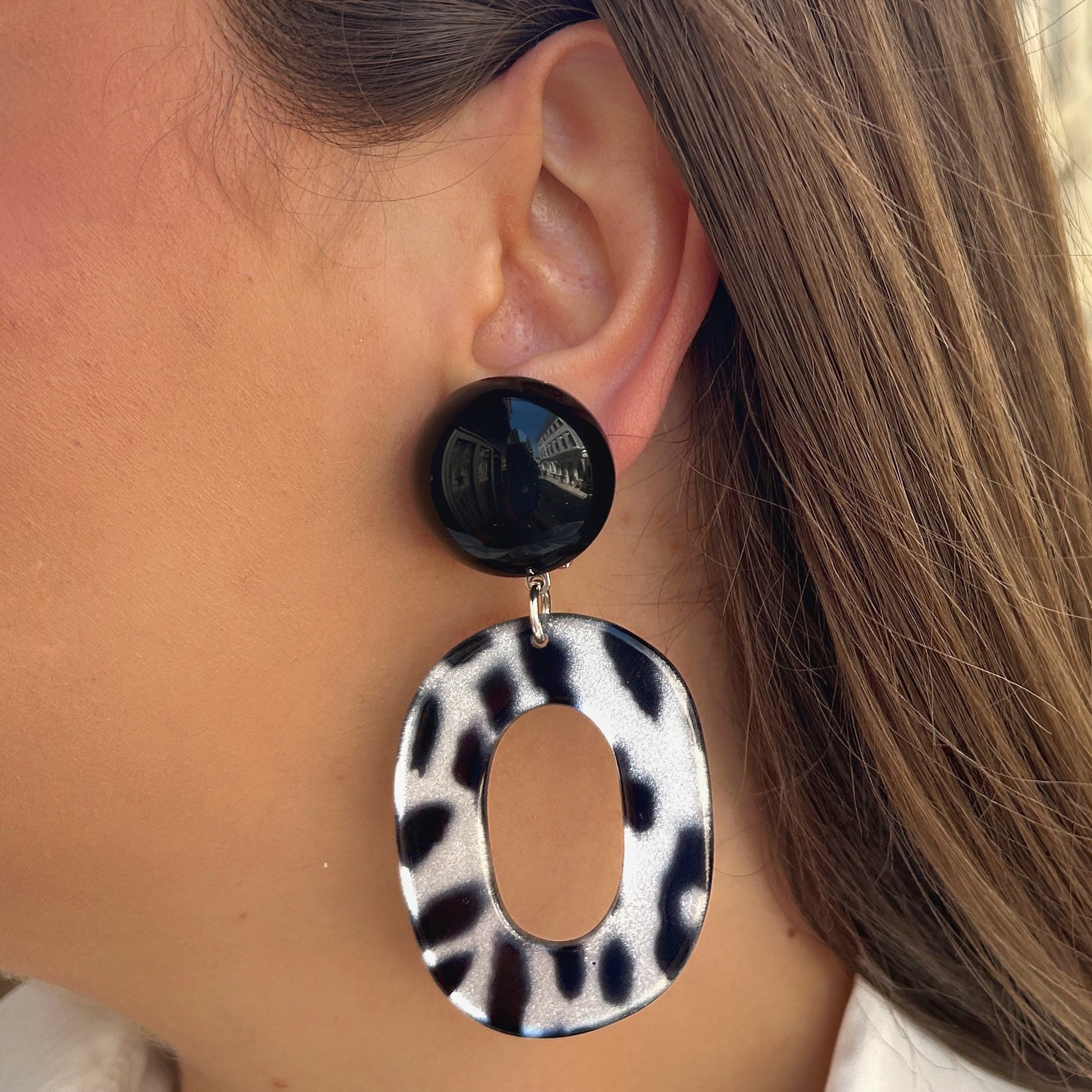 Boucles Léopard Noir Silver Francine Bramli Paris en résine argentée à motif léopard noir et cabochon noir brillant