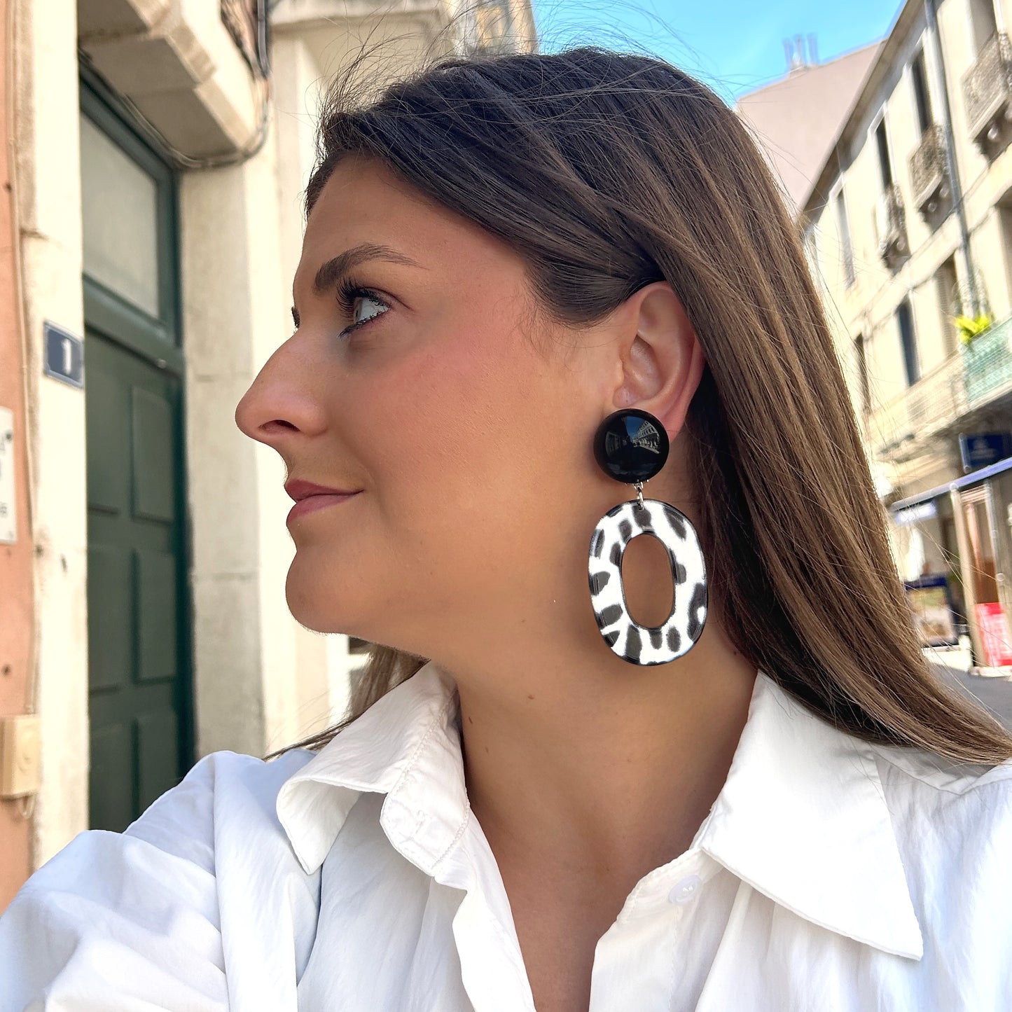 Boucles Léopard Noir Silver Francine Bramli Paris en résine argentée à motif léopard noir et cabochon noir brillant