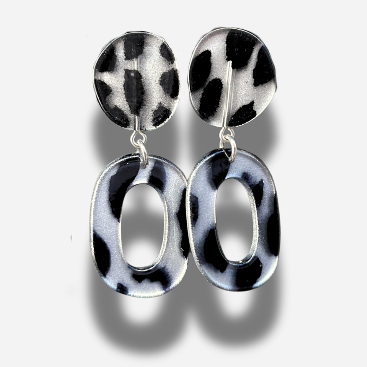 Boucles Léopard Noir Silver XS Francine Bramli Paris en résine noire et argentée avec motif animalier graphique